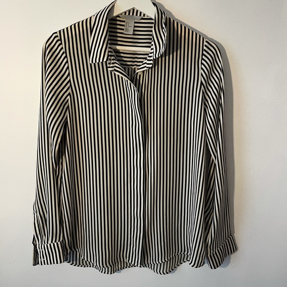 Deal ! Black and white striped top - Picture 3 of 14